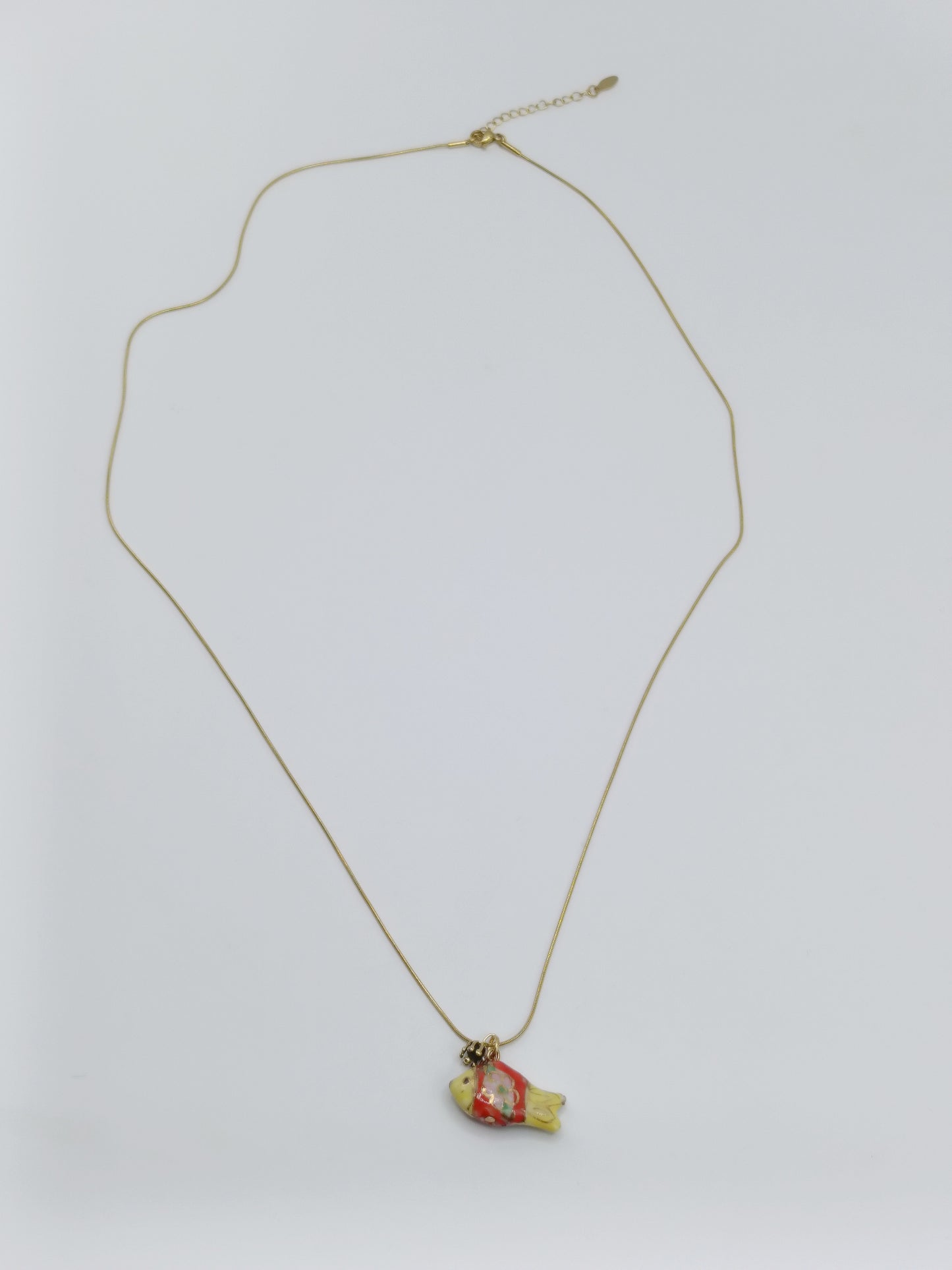Collana ciondolo pesciolino in ceramica dipinto a mano rosso e giallo